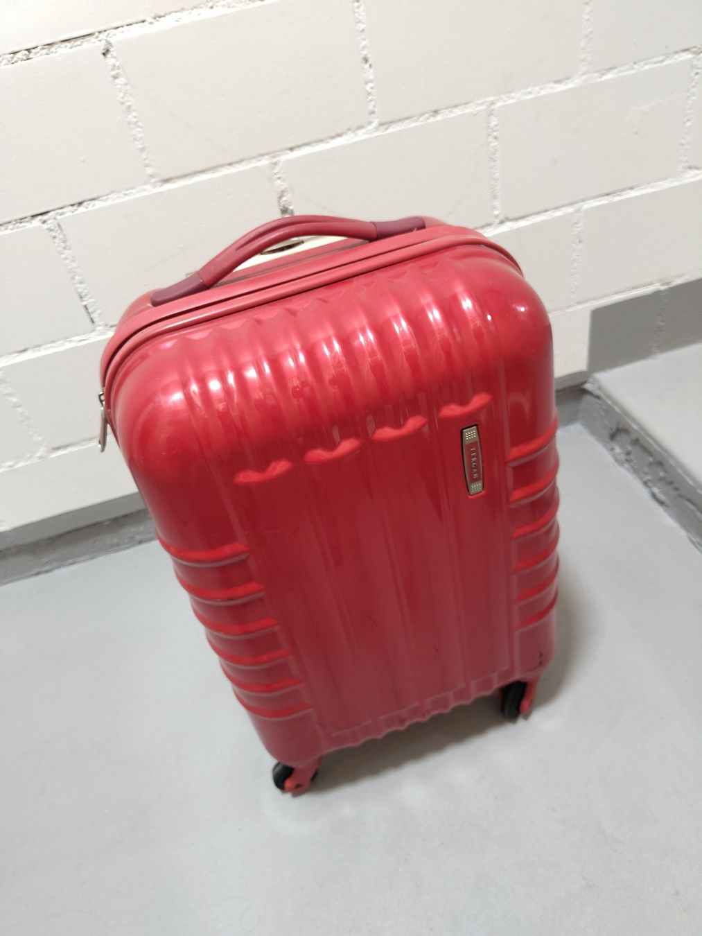 Valigie: Roter Koffer Rollkoffer Cabin Size Gebraucht – Usato da Zürich venduto da ego_t6ld