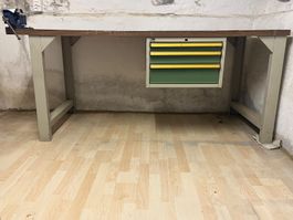 Werkbank mit Schubladen und Schraubstock