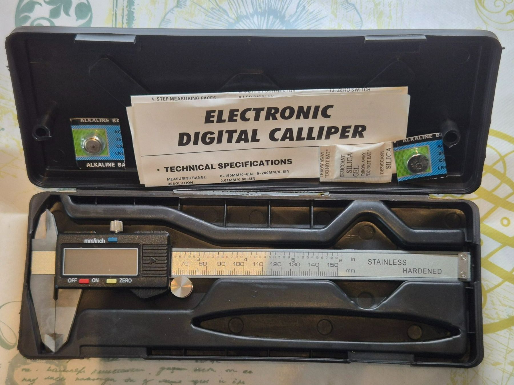 Messen: Elektronischer digitaler Messschieber im Etui, 0-150 mm – Neu und originalverpackt aus Losone von bal_gfp6