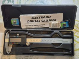Elektronischer digitaler Messschieber im Etui, 0-150 mm
