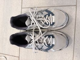 Asics Laufschuhe silber grau pink gebrauchter Zustand