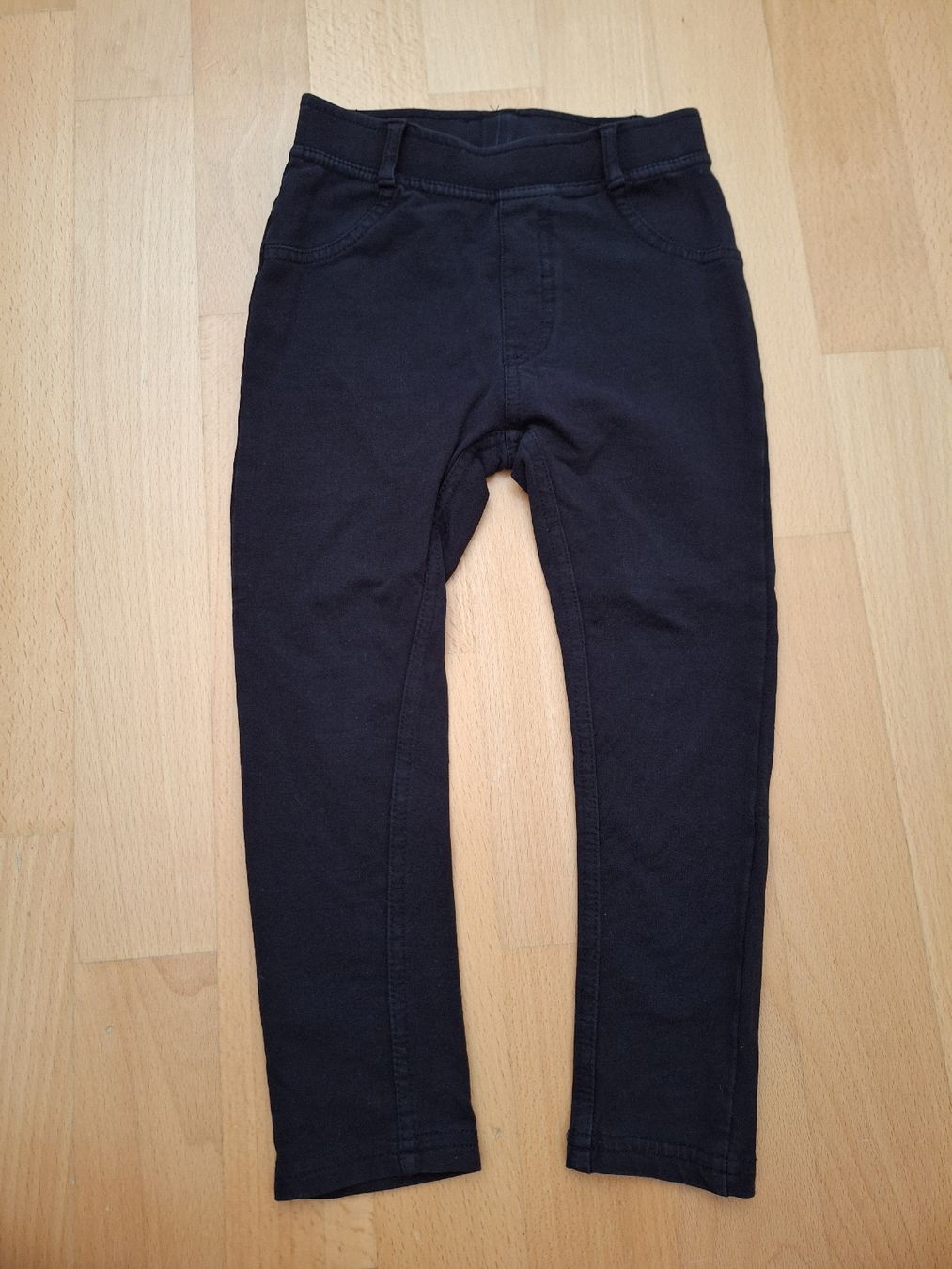 Pantaloni: schwarze Hose in Gr. 104 – Usato da Oberrieden venduto da man_9tm2