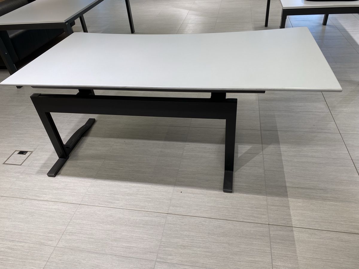 Schreibtische: Flexibel einstellbarer Schreibtisch oder Gamingtisch – Gebraucht aus Hägglingen von Karin0802 8