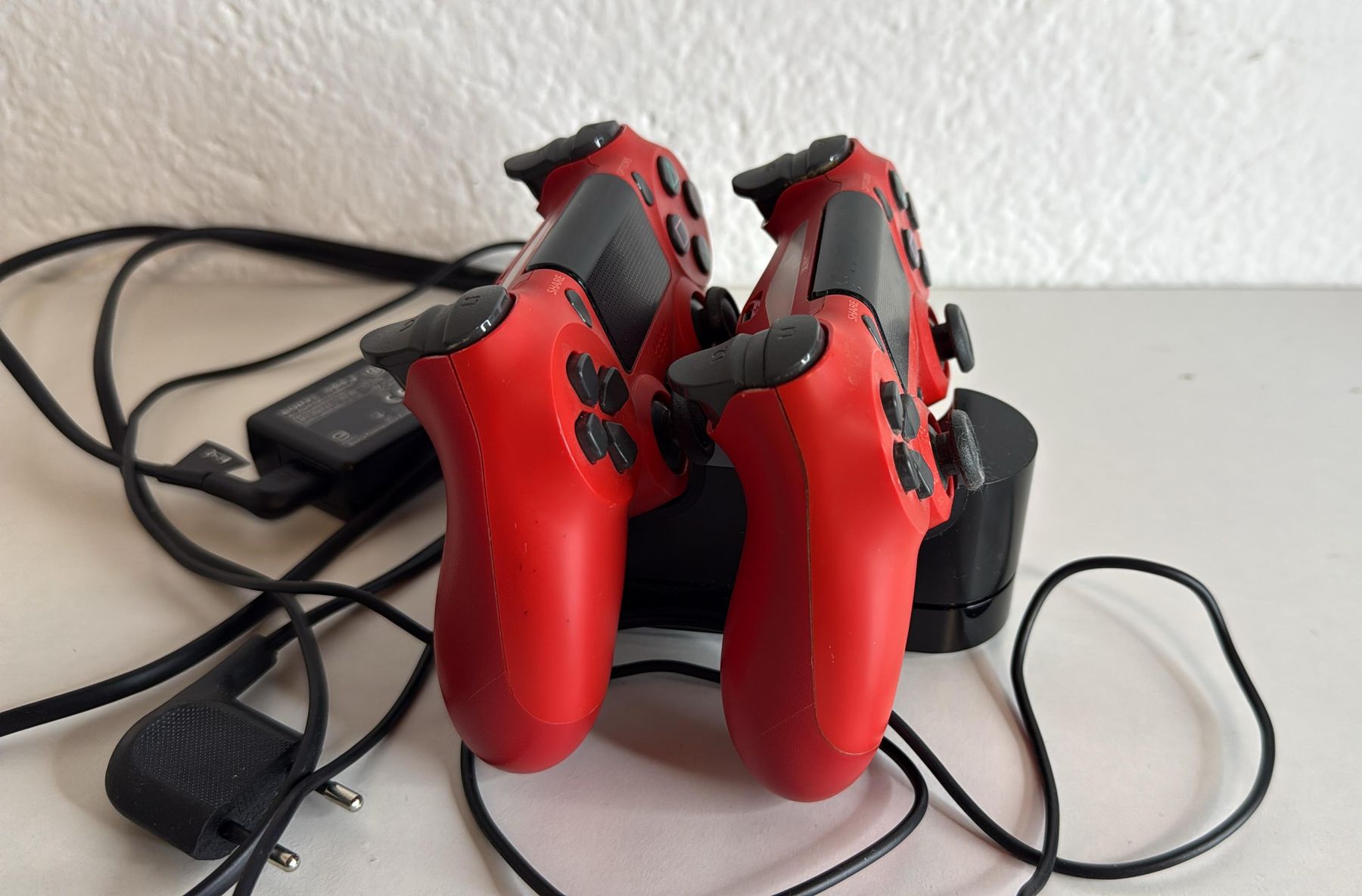 Manettes: 2x Sony PS4 Controller Dualshock 4 Rot mit Ladestation – D'occasion à Ehrendingen par lax21 1