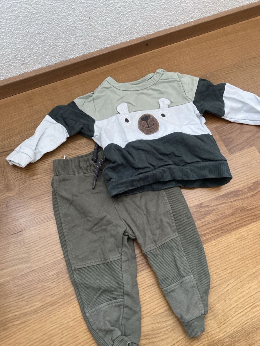 C&A Kleiderpakete & -sets: Kids Set, Size 9-12 Months, Bear Sweater & Pants – Gebraucht aus Zürich von ana_m6d2