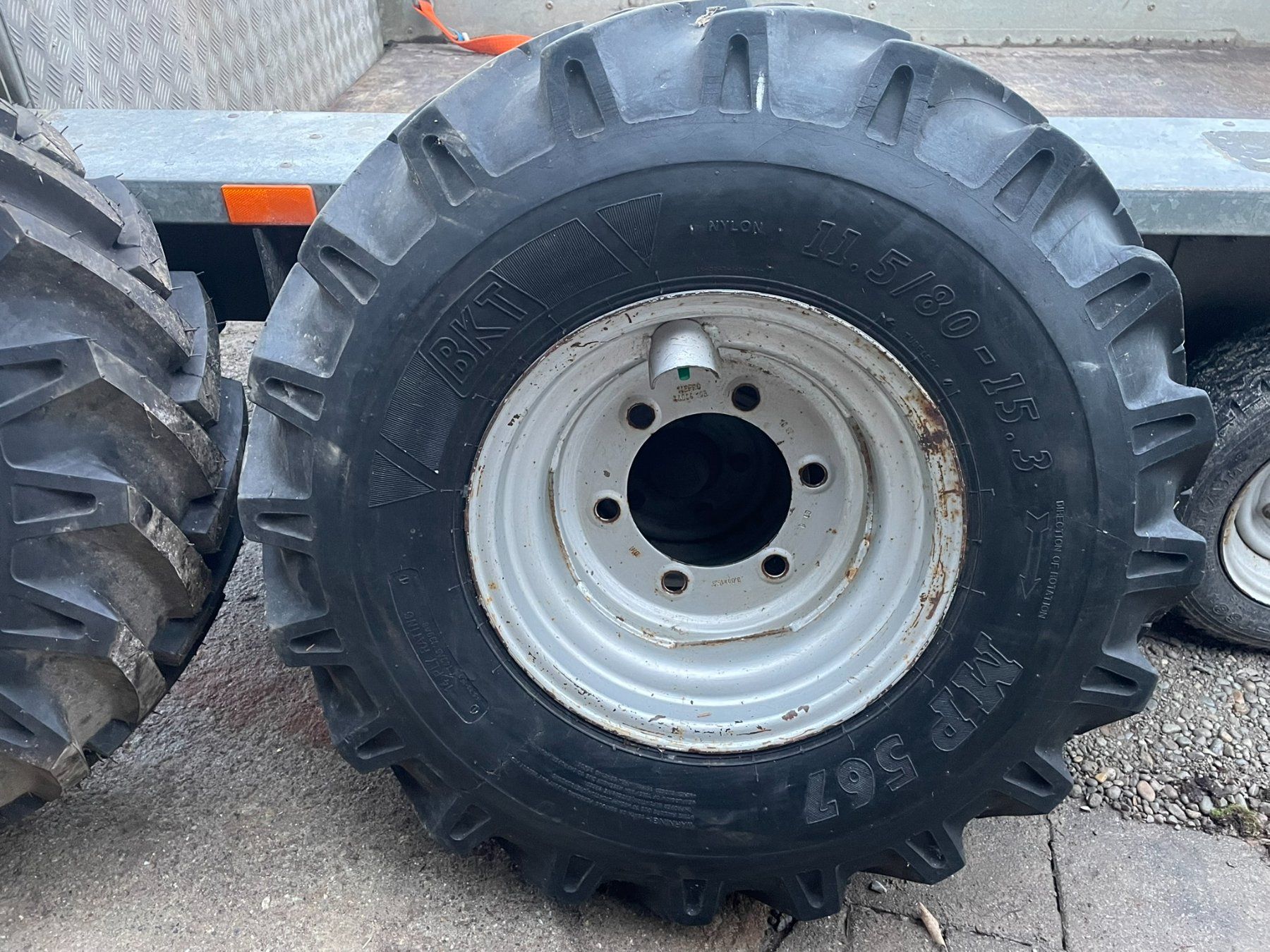Tutte le macchine: Pneu für Dumper – Usato da Mönchaltorf venduto da hubi2000