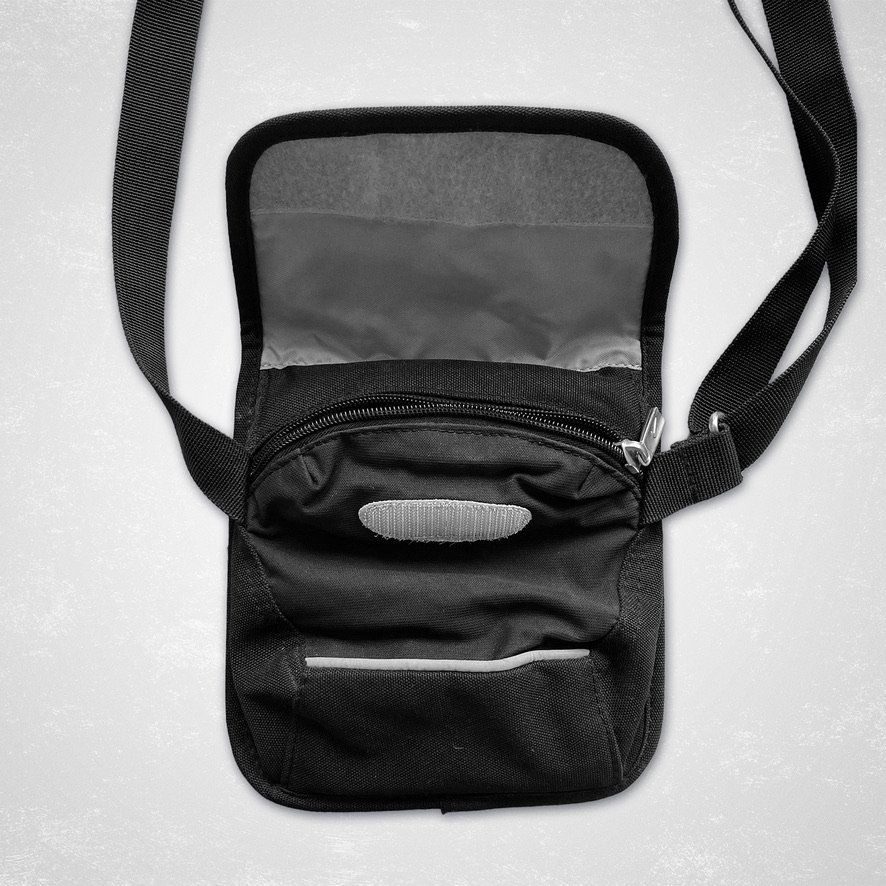 Nike Taschen: Nike Reflective Shoulder Bag | Vintage – Gebraucht aus Zürich von avenlim 1