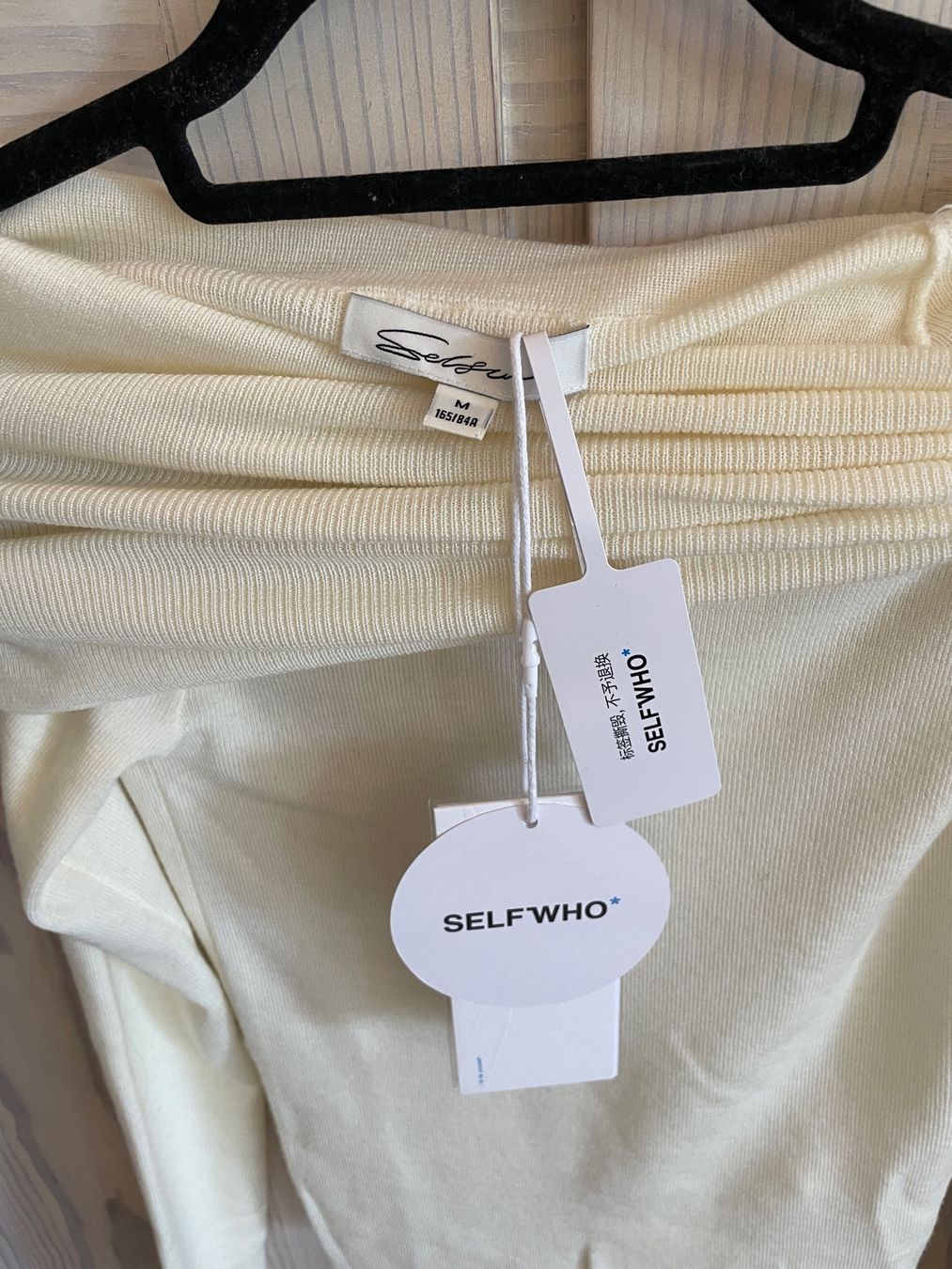 Maglioni & Felpe: Edles Off-Shoulder Strick-Top in Creme, Grösse S – Nuovo e nell'imballaggio originale da Basel venduto da non_vn79 2