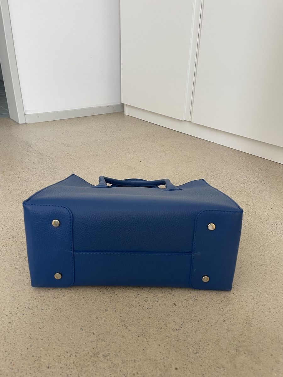 Taschen für Damen: Elegante blaue Ledertasche neuwertig – Gebraucht aus Zürich von aglier 4