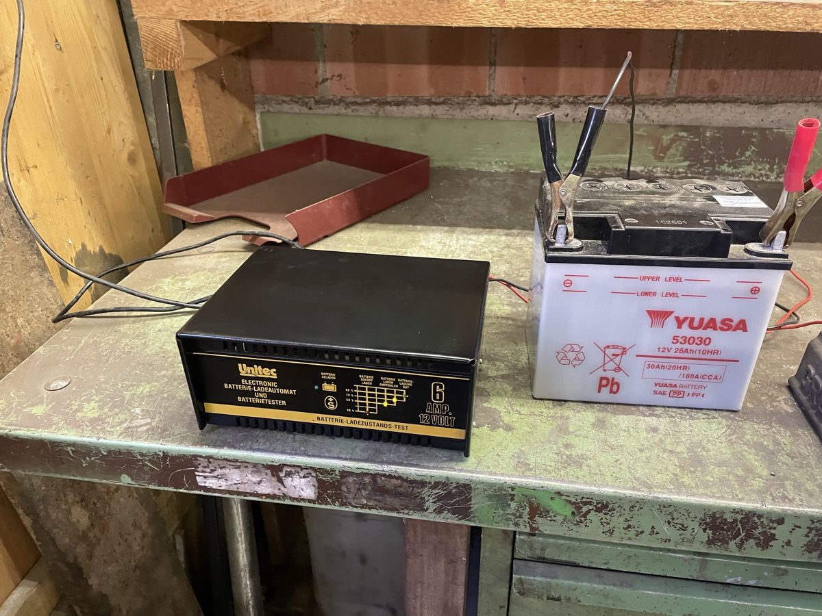 Accus & piles: Batterieladegerät und Tester Gebraucht ! – D'occasion à Gipf- Oberfrick par T30Zimm 3
