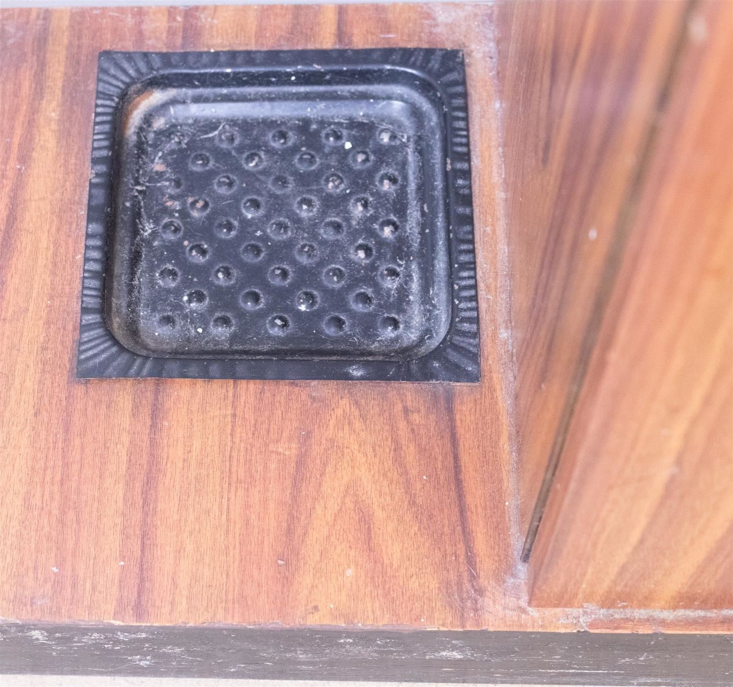 Guardaroba: Garderobe im Nussbaumholz-Look – Usato da Zürich venduto da ZuercherBrockenhaus 9