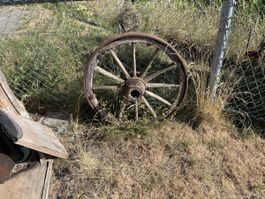 Antikes Wagenrad Holz Rostiger Zustand Deko-Objekt