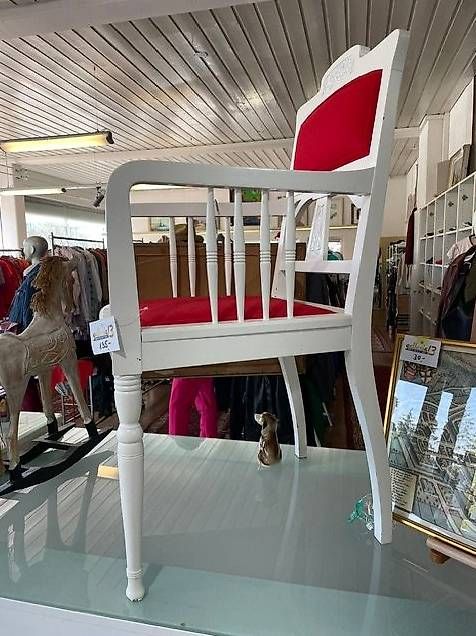 Stühle: Weisser Stuhl mit rotem Filzpolster – Gebraucht aus Neuhausen am Rheinfall von galleria13 1