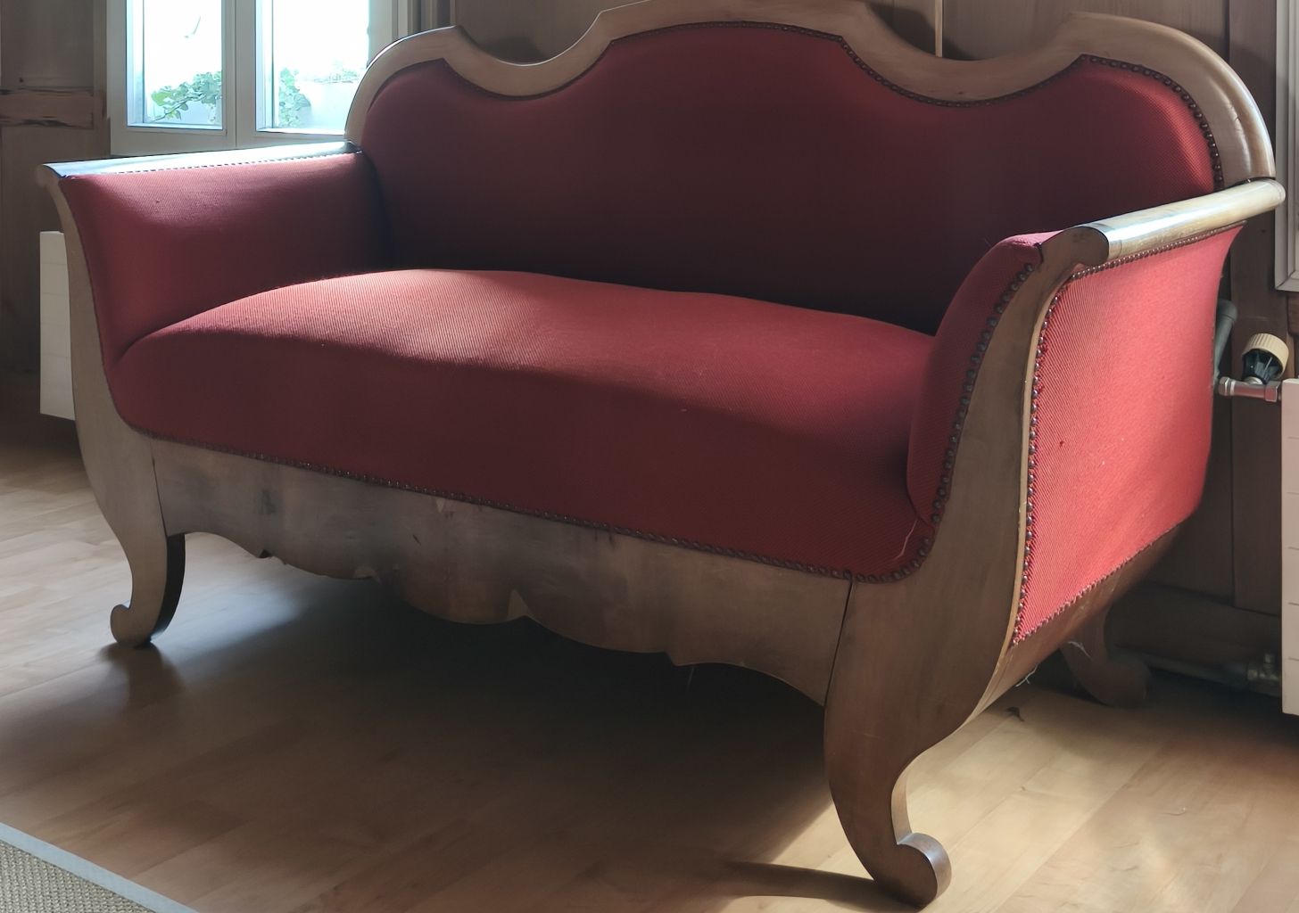 Divani: Antikes Sofa mit rotem Bezug - Ein Schmuckstück! – Usato da Grasswil venduto da samue98