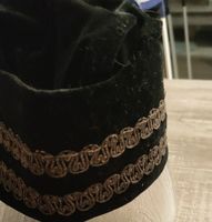 Elegante Samtmütze, Schwarz mit Goldbordüre/vintage