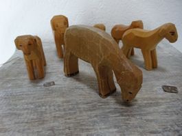 6 antike Trauffer Schafe / Holz Krippe