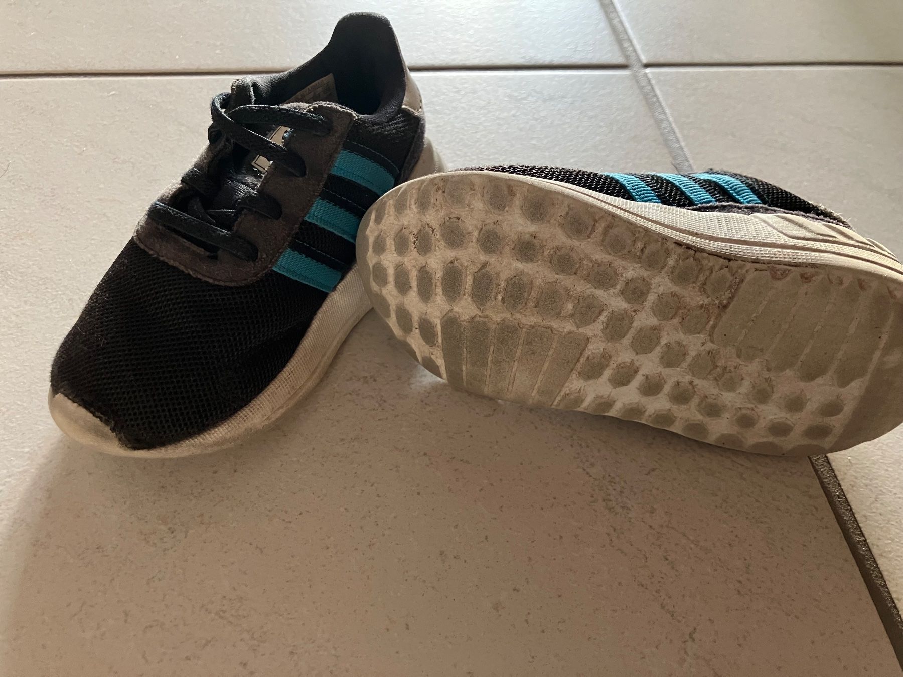 Adidas Chaussures garçon: Adidas Schuhe Grösse 22 – D'occasion à Chur par steffeli04 1