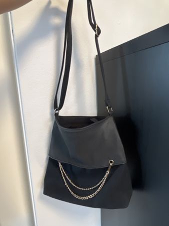 Elegante Handtasche schwarz / gold Ketten