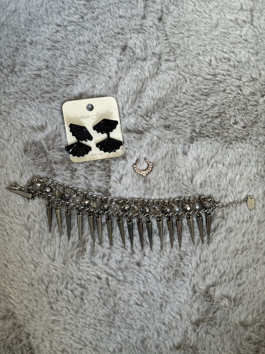 Orecchini pendenti & Orecchini a lobo: Schwarze Ohrringe & Spike-Choker-Set, mit Armkette – Usato da Güttingen venduto da Nkskn