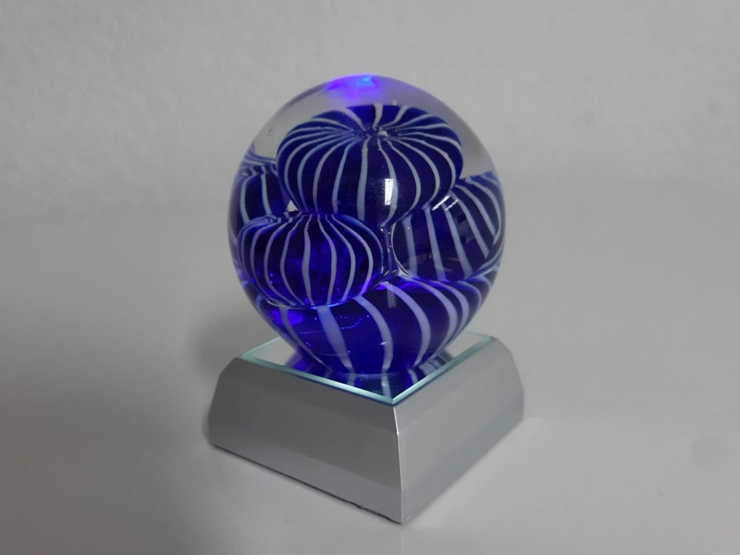 Tutte le decorazioni: Glas Kugel mit LED Sockel 7cm neu – Nuovo e nell'imballaggio originale da Urtenen-Schönbühl venduto da Kronengold 1