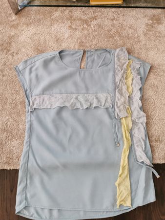 BLUSE MIT VOLANT TÜRKIS GR. S