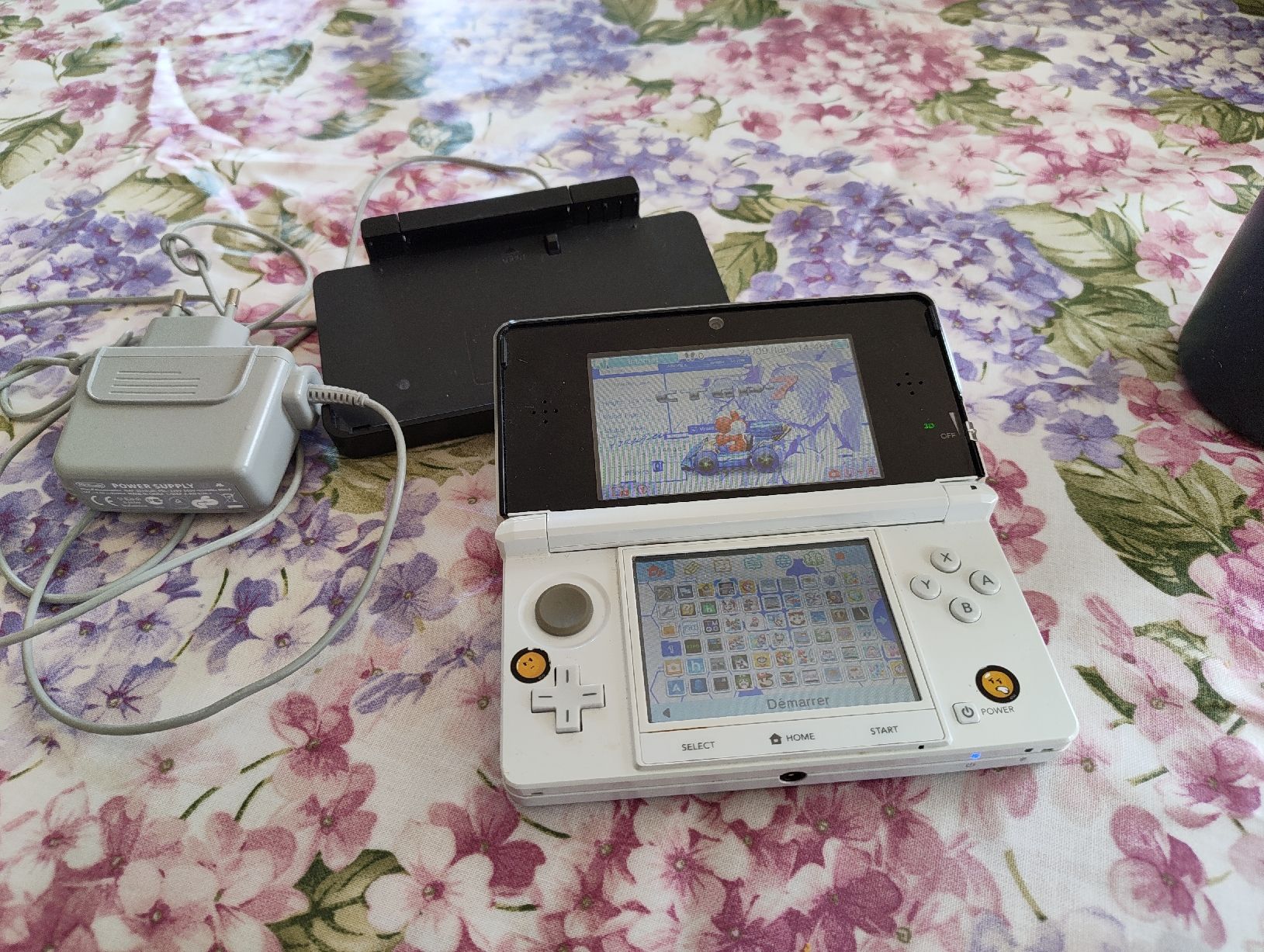 Nintendo Console: Console Nintendo 3DS blanc avec chargeur – Usato da Court venduto da Chronoss