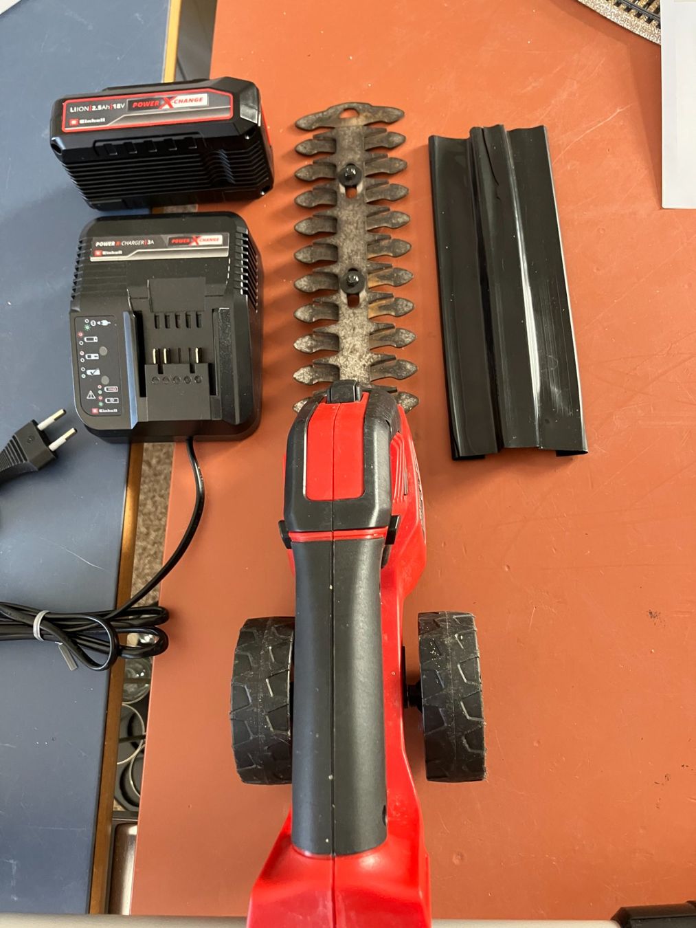 Einhell Tutti gli attrezzi: Einhell Akku Heckenschere mit Ladegerät und Akku – Usato da Aadorf venduto da heiluz15