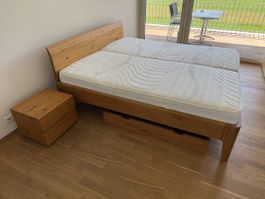 Holzbett mit Nachttisch und 2 Matratzen 190x210 cm