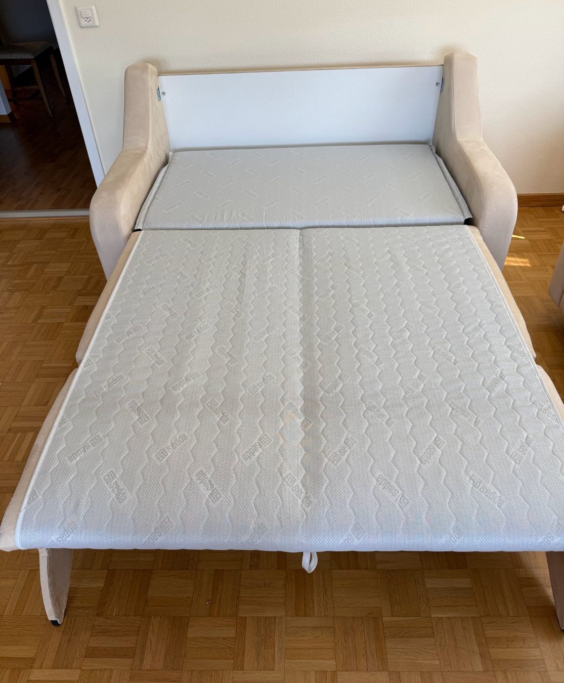 Pfister Sofas: Bettsofa mit hochwertiger Liegefläche, Mikrofaser, Beige – Gebraucht aus Uerikon von TT51 4
