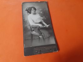 SCHWIIZER FRAU DAZUMAL - JEUNE FEMME avec LIVRE - GENEVE