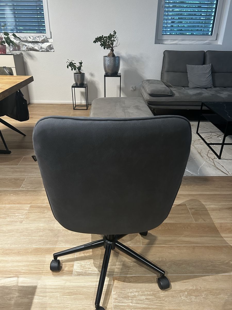 Chaises: Bürostuhl mit Rollen – D'occasion à Niederwil SG par dixi14 2