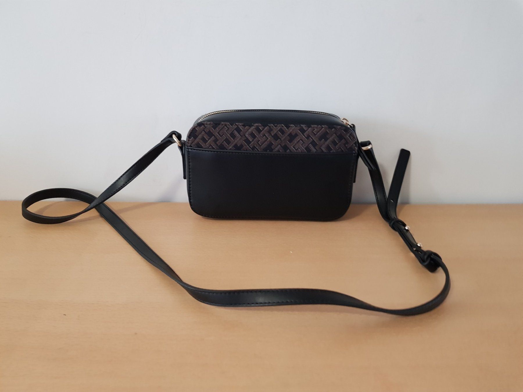 Tommy Hilfiger Borse da donna: Tommy Hilfiger Umhängetasche – Usato da Basel venduto da Birs868 4