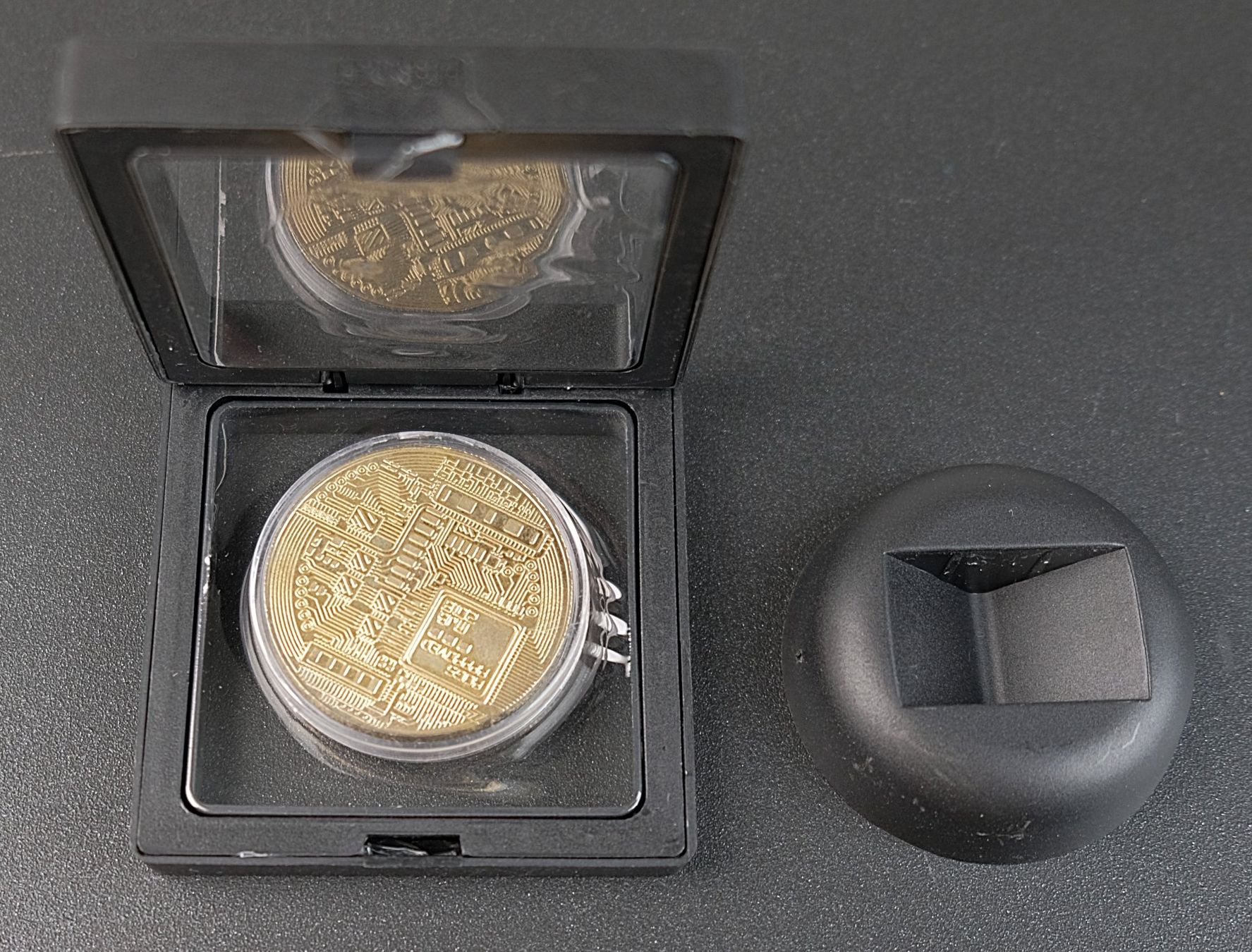 Tutti le monete: Schwebende Bitcoin Münze mit Vitrine und Box – Usato da Volketswil venduto da brockipfannenstil 5