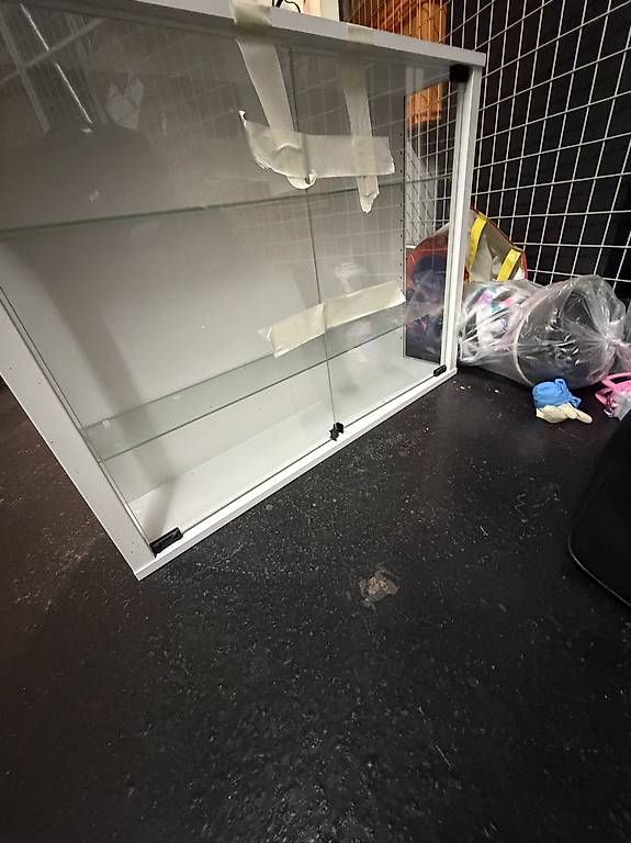 Vitrines: Hängevitrine – D'occasion à Zollikofen par hakikk