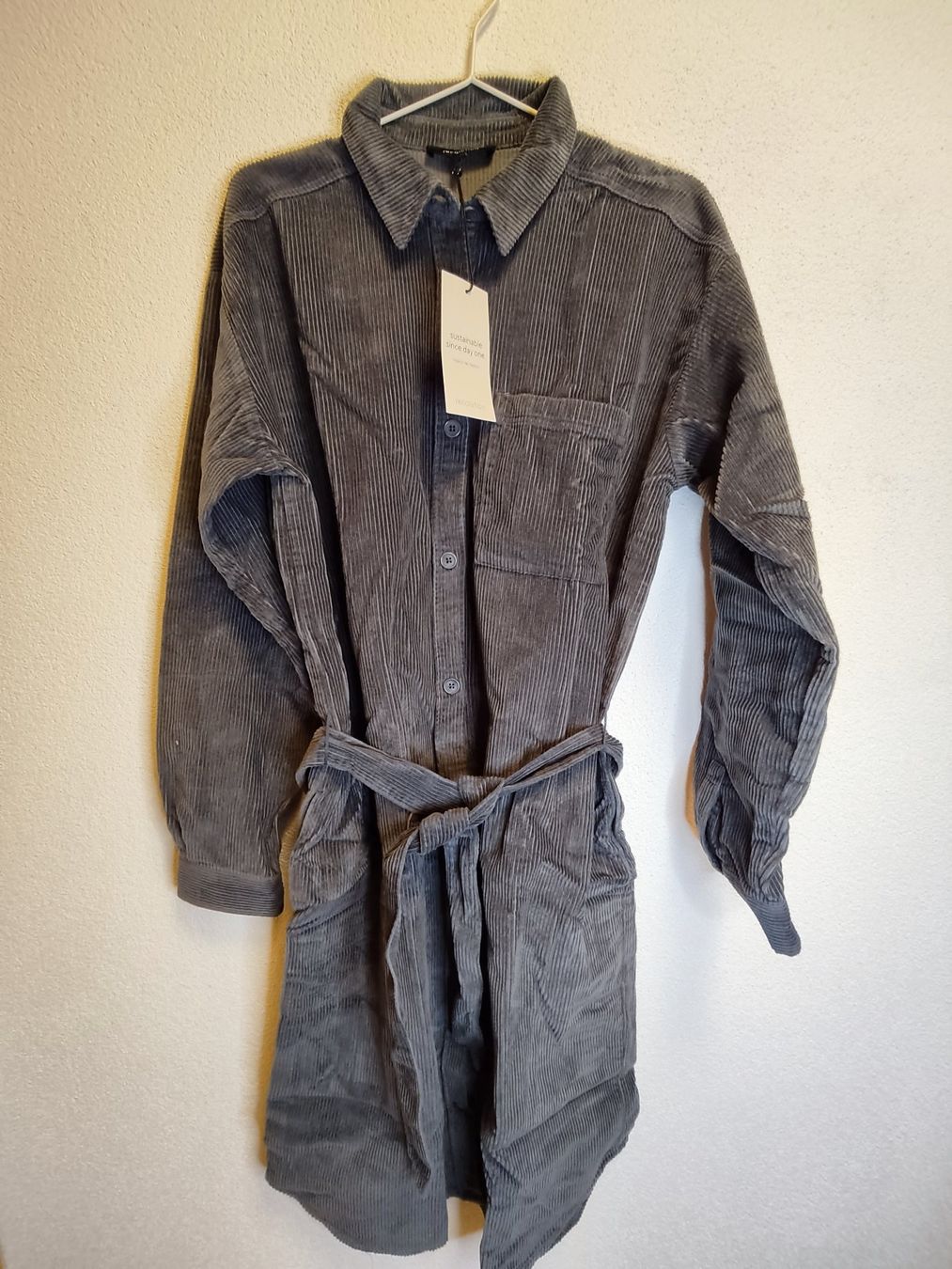 Vestiti: Kleid midi Cordoptik grau fairtrade recolution Grösse S – Nuovo e nell'imballaggio originale da Rheinfelden venduto da womanskirtSecondhand