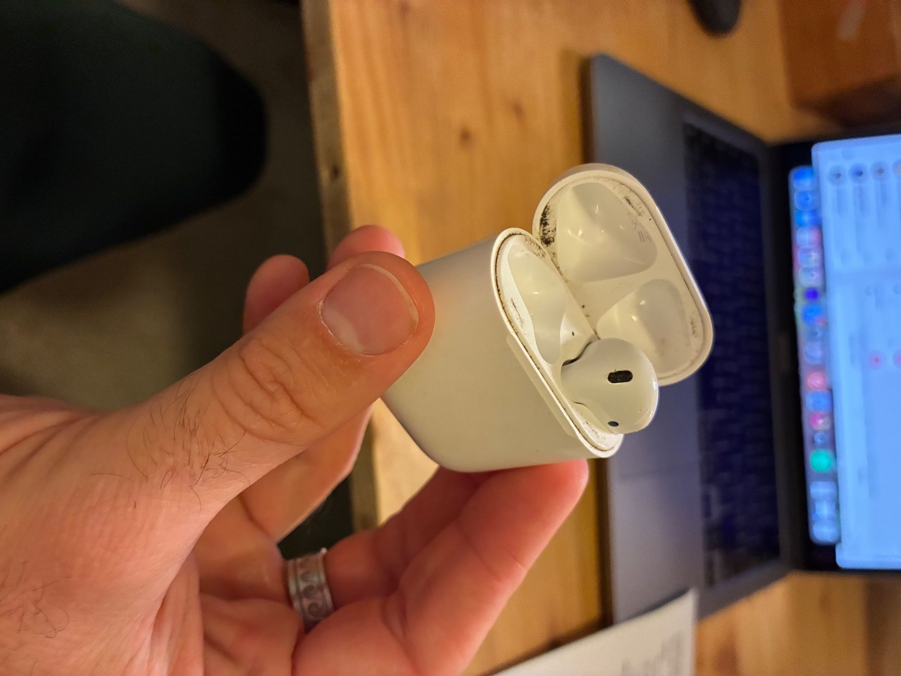 Apple Cuffie: Apple AirPod 2. Generation rechts mit Ladecase – Usato da Aarau venduto da ChlineFisch 1