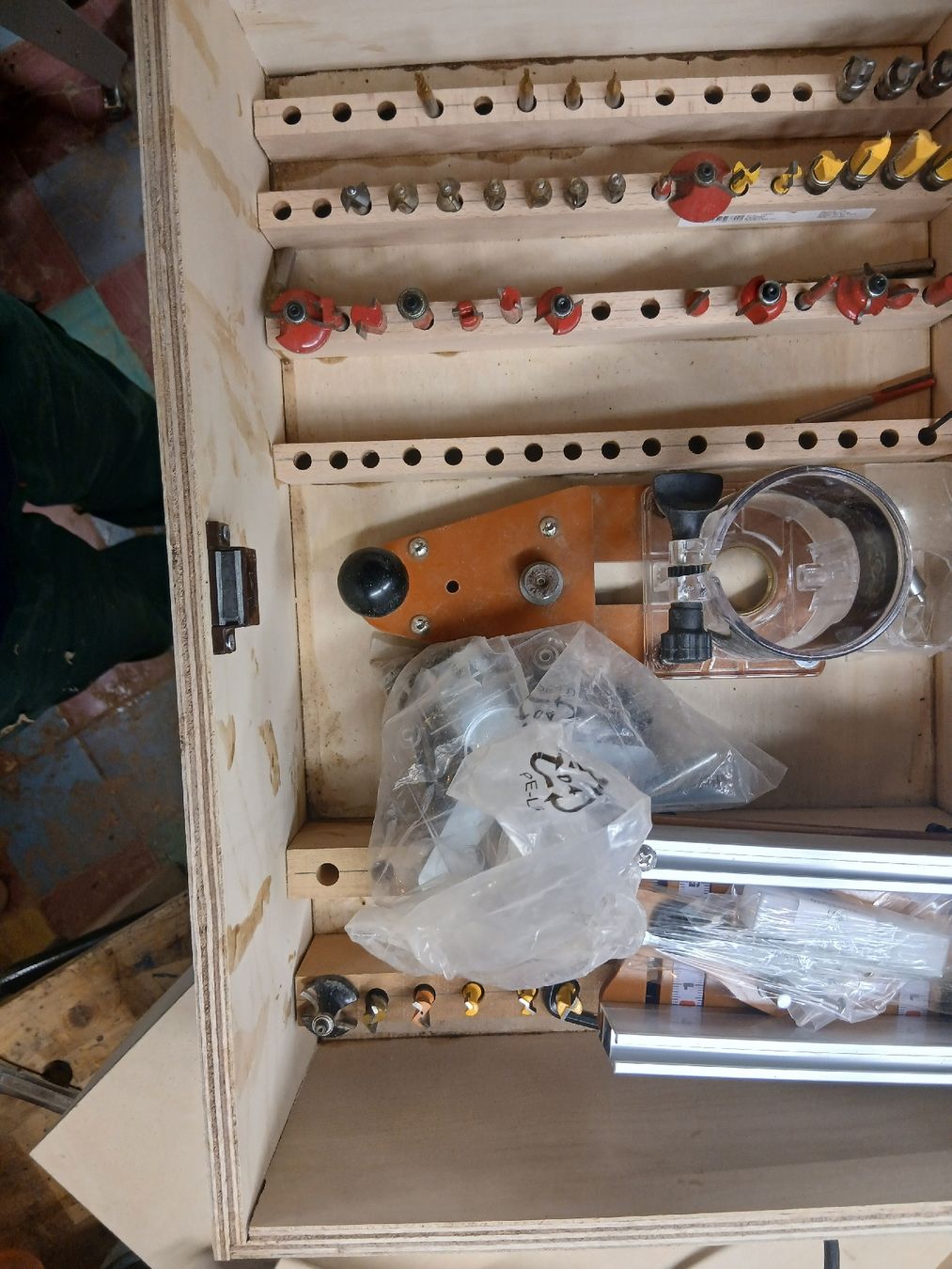Tutte le macchine: A vendre lot de 2 défonceuses avec accessoires . – Usato da St-Triphon venduto da yer_tx5d 3