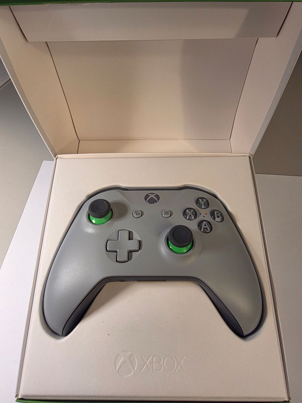 Microsoft Controller: XBOX Wireless Controller Special Edition in Grey/Green – Gebraucht aus Mörigen von Gadgeteer 2