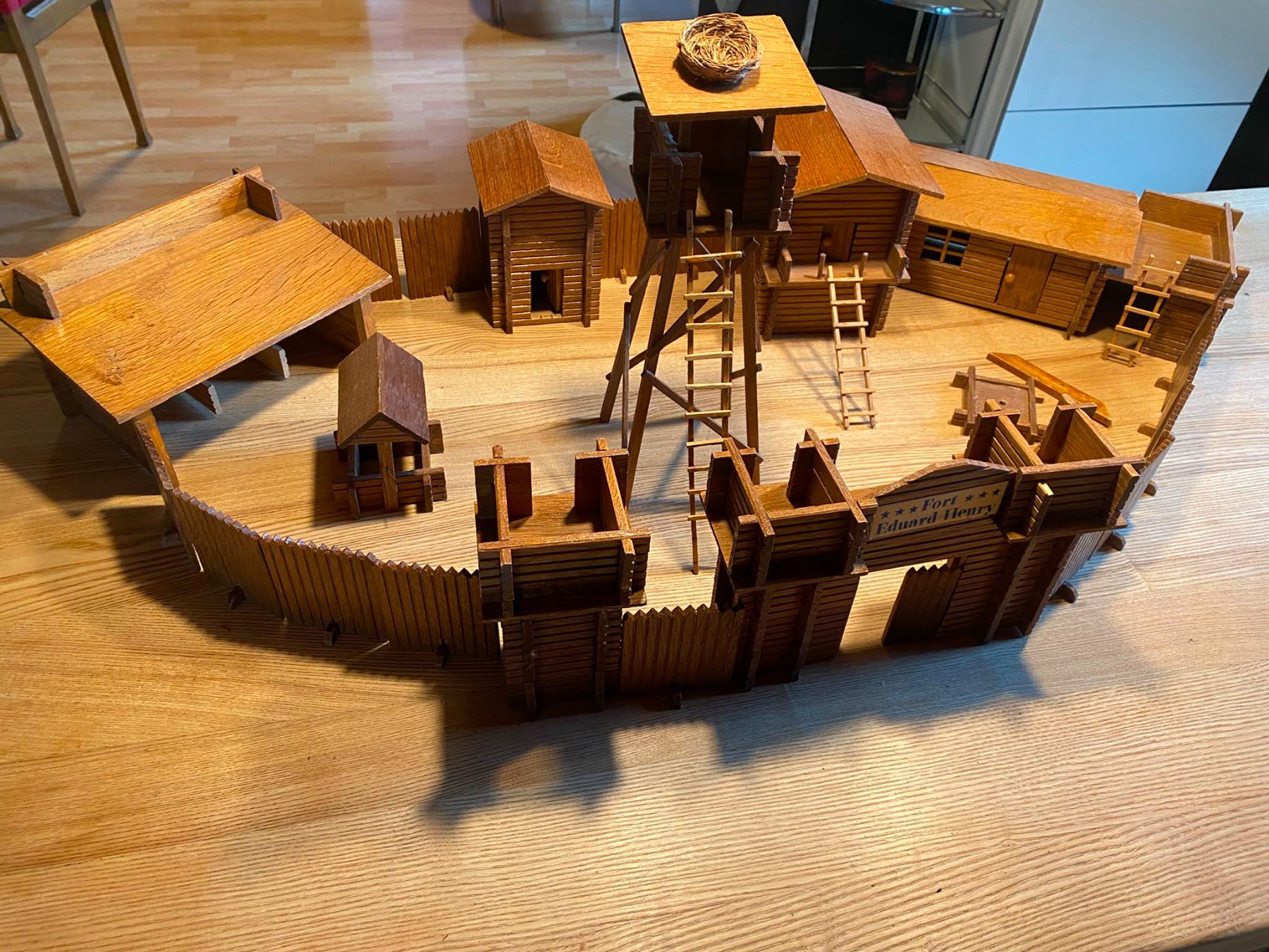 Giocattoli: Hübsches antikes Holz-Fort – Usato da Röschenz venduto da Tashroal