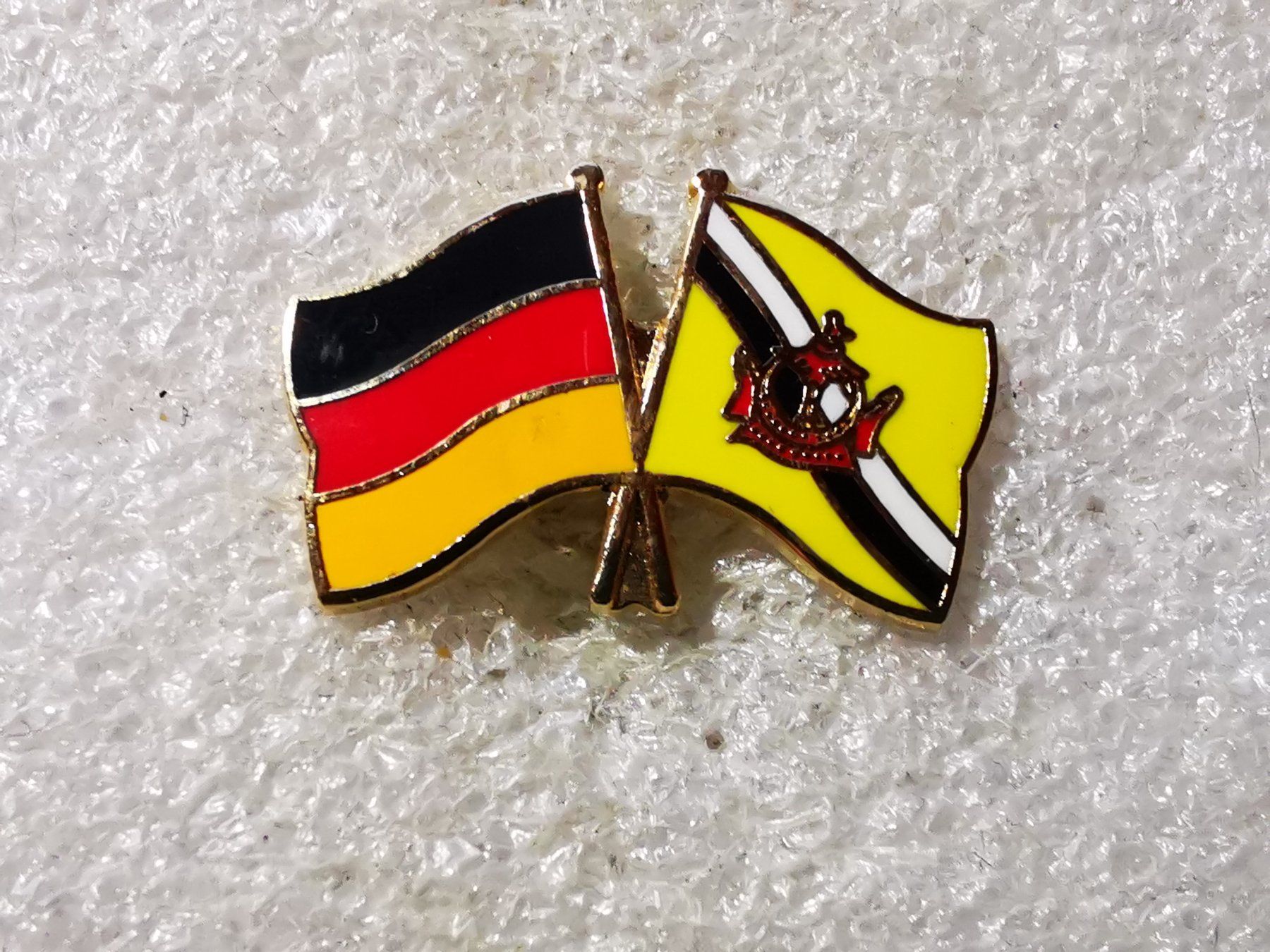 Placchette & Badge: Ansteckpin 83: Flaggen – Usato da Oppligen venduto da Pin-Fall-Shop