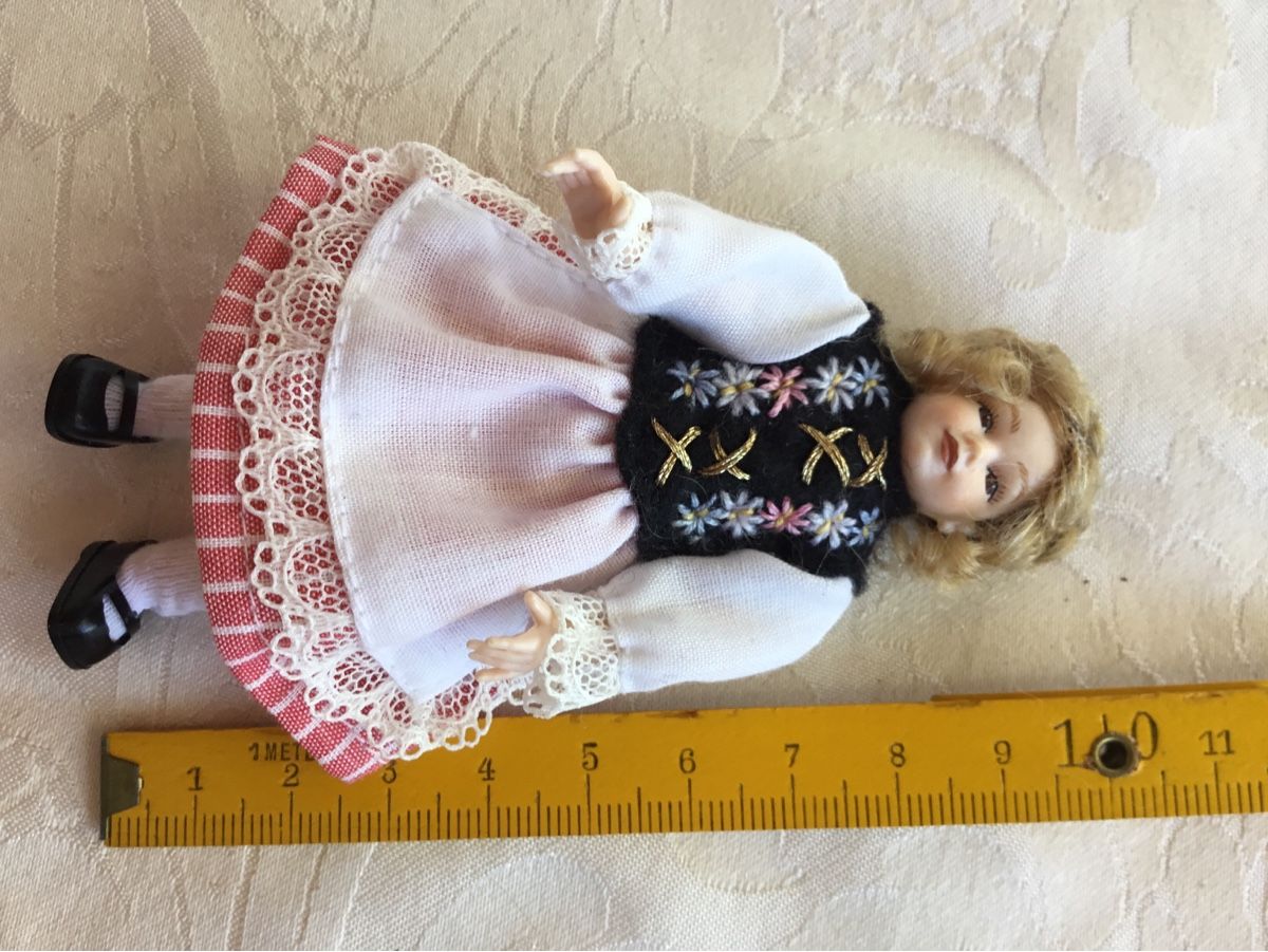 Case e mobili per bambole: Älteres Heidi Ott Mini Puppenstuben Püppchen – Usato da St. Gallen venduto da chamilla 5