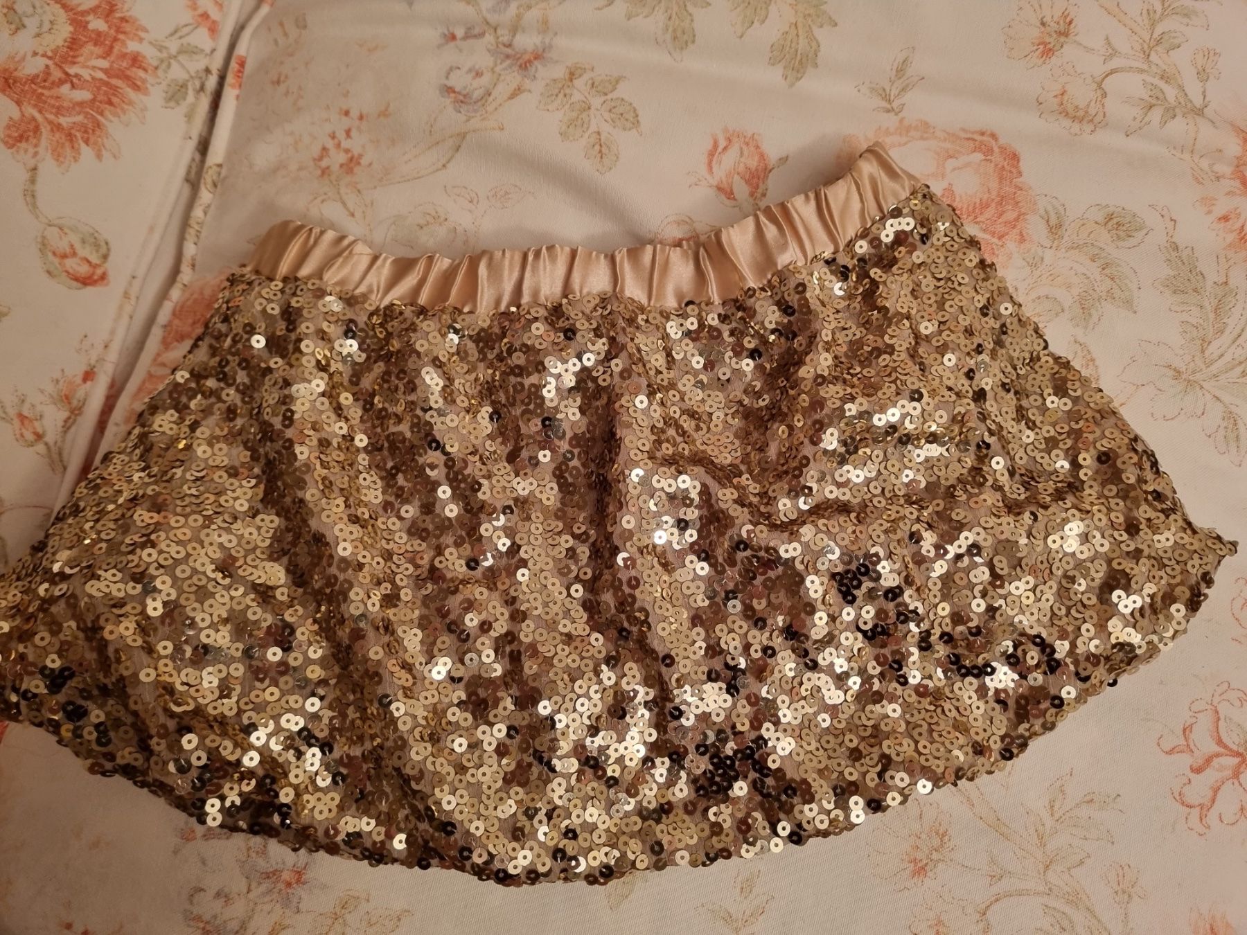 Vestiti & Gonne: Jupe dorée à paillettes, taille 104 – Usato da Riddes venduto da pierre-a-facettes