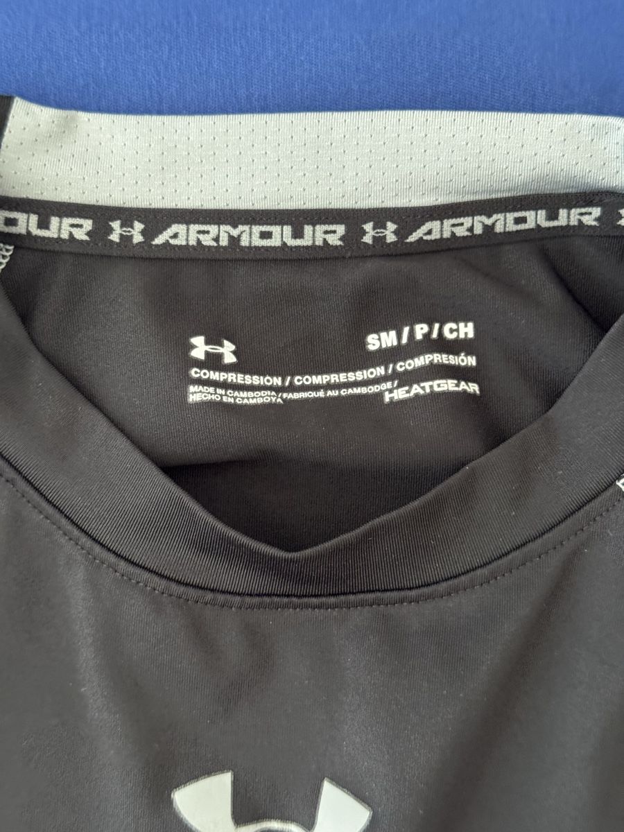 Under Armour T-shirt: Under Armour Compression Heatgear Top und Hose Gr. S – Usato da Untersiggenthal venduto da floriyang 1