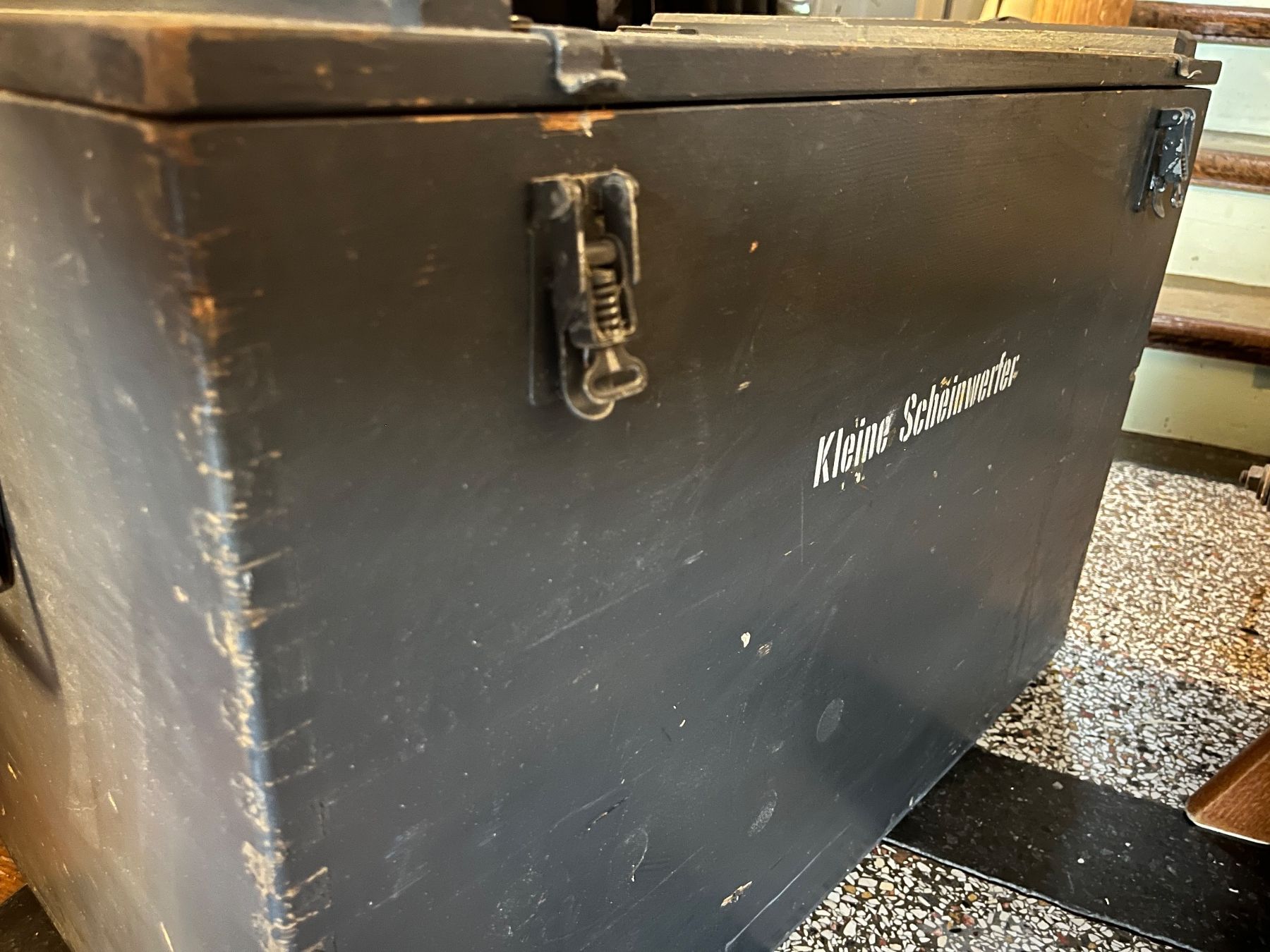 Schweizer Armee Lampade: Lampe / Grosser Militär Scheinwerfer inkl. Box – Usato da Muenchenstein venduto da linkerhandschuh 4