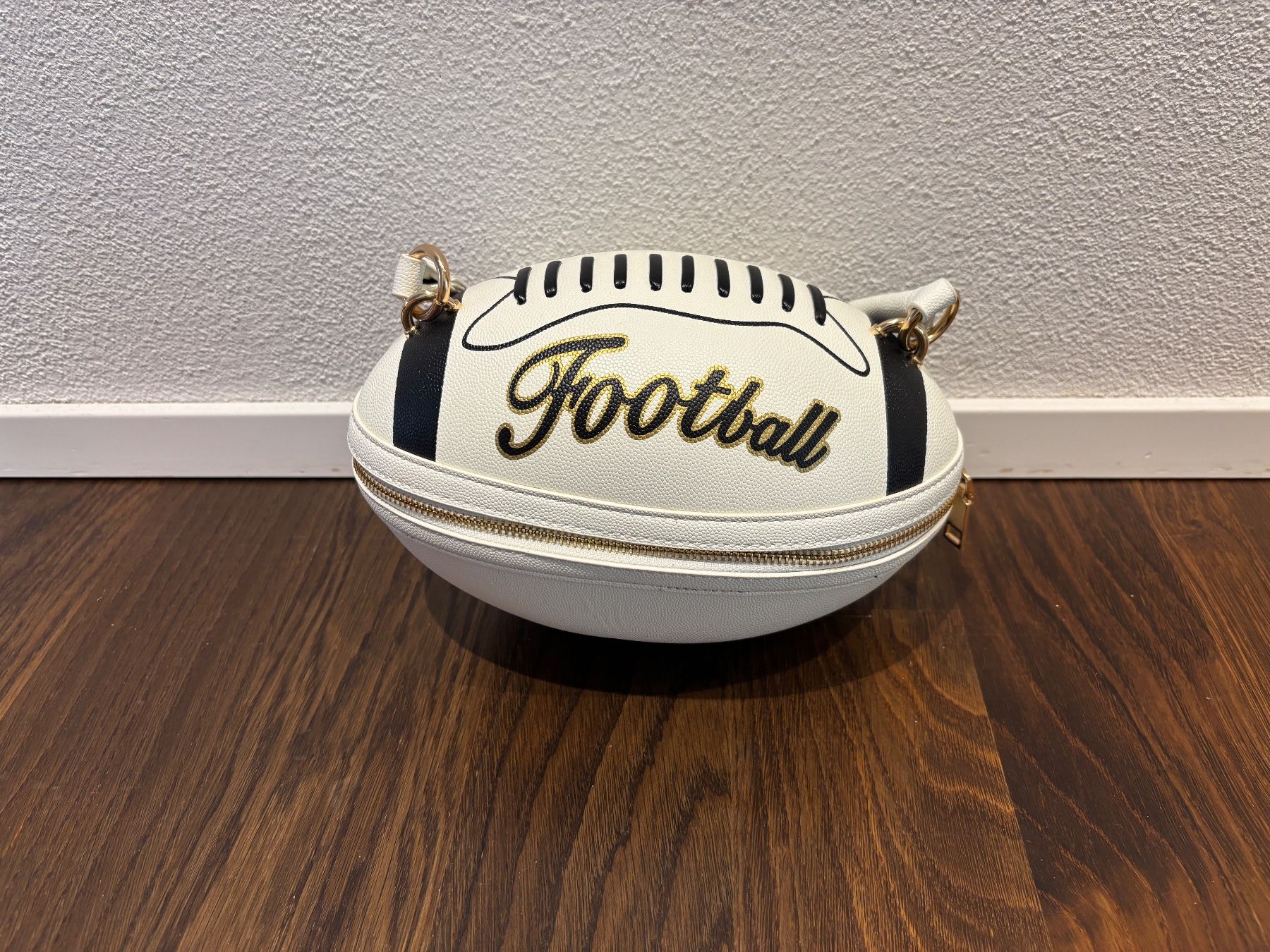 Borse da donna: Football Handtasche - 25x14cm – Usato da Seuzach venduto da SawyerKingwood