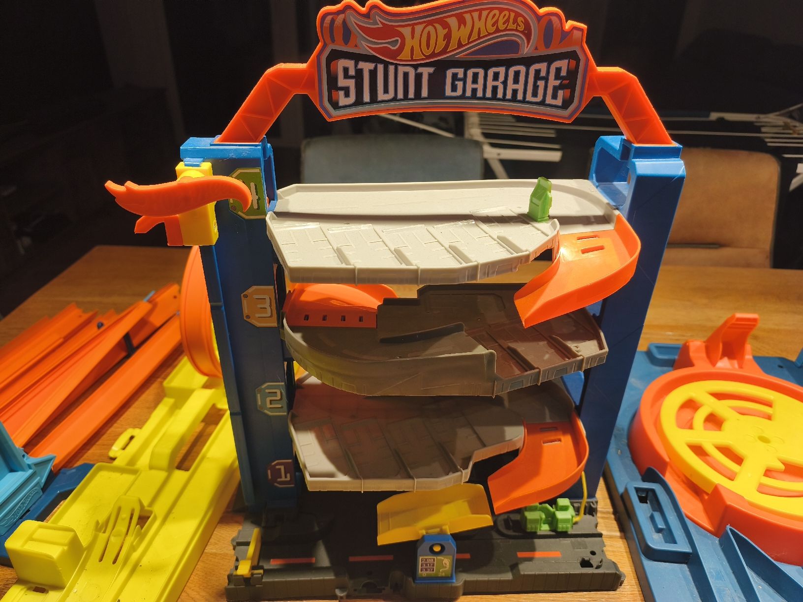 Hot Wheels Piste: 3 Hot Wheels Garagen/Bahnen – Usato da Oberurnen venduto da Schneidi79 2