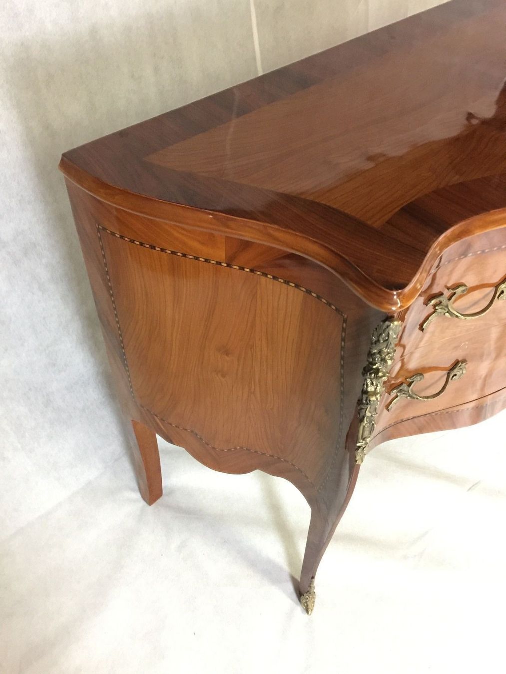 Cassettiere: Commode de style Louis XV  marqueterie. – Usato da geneve venduto da louisart 3