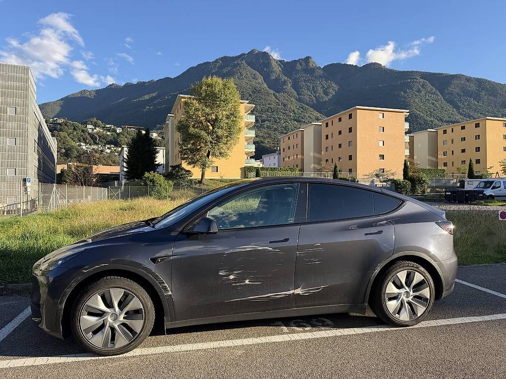 Autos: Tesla Model Y – Gebraucht aus Giubiasco von automobili72