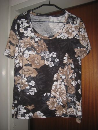 T-Shirt schwarz mit weiss/hellbraunen Blüten Grösse 44