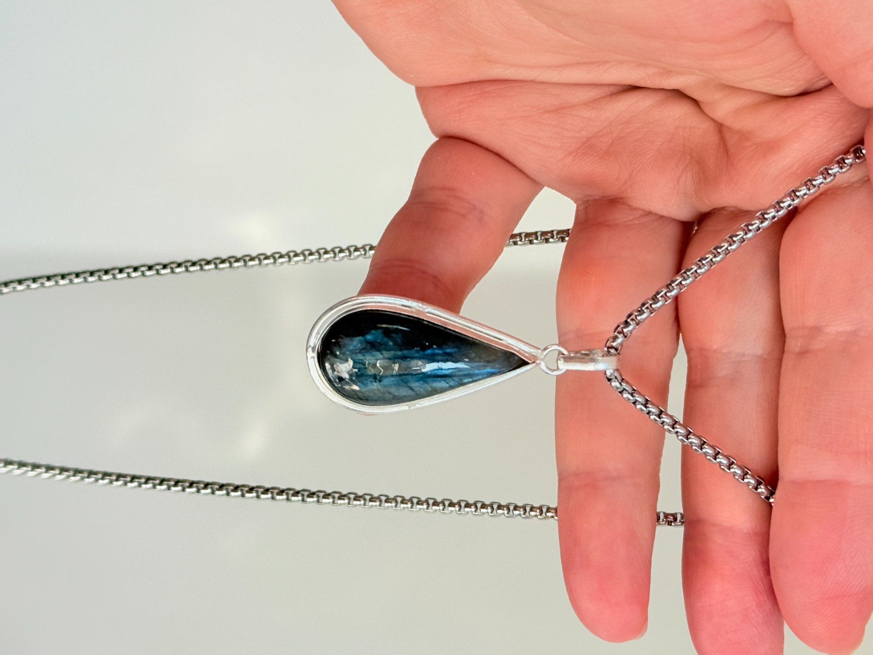 Ketten: Pendentif Larme Labradorite Bleue  - Élégant – Neu und originalverpackt aus Genève von AGBERG 8